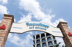 Eingangsportal mit Schild von Augustiner Biergarten in Berlin